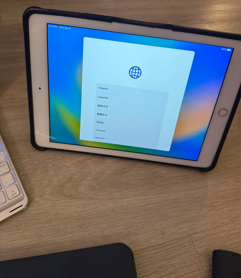Apple iPad 128gb (5th gen), 4 cases, 3 screen protectors